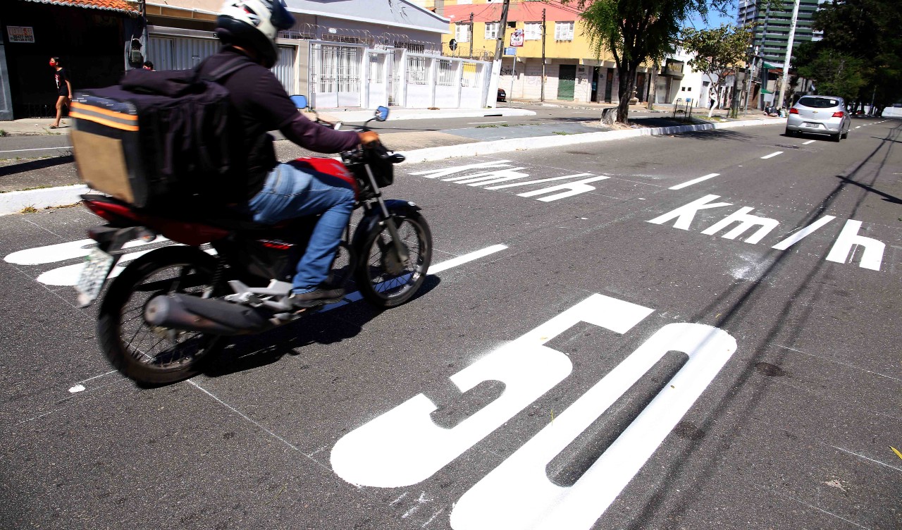 motociclista na avenida jovita feitosa